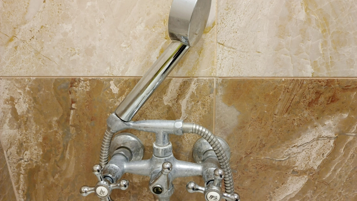 Копеечный трюк с пакетом: душевая лейка за одну ночь становится как из салона сантехники — напор злой, хром слепит