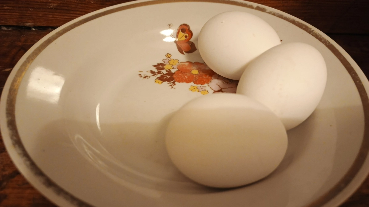 Яйца теперь больше не варю и не жарю, а готовлю их иначе. Выходят вкуснее, чистятся хоть одной рукой, мороки меньше