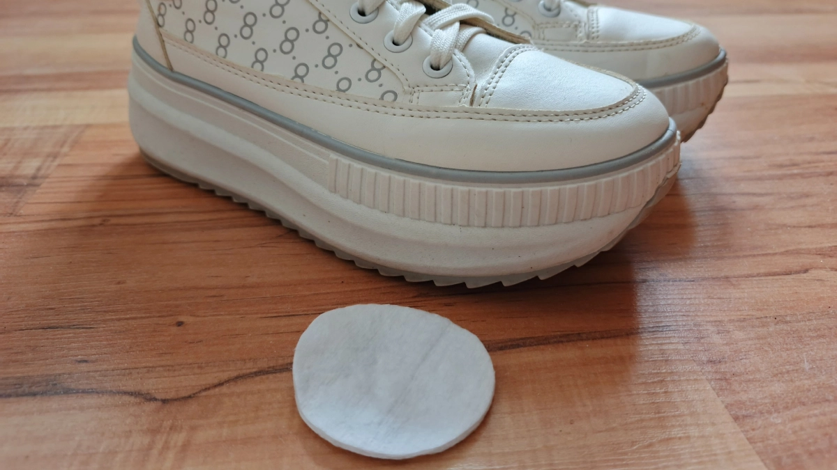 Три капли на ватку — и подошва как новая: без усилий смывает даже жёлтые пятна, которые не брала химчистка