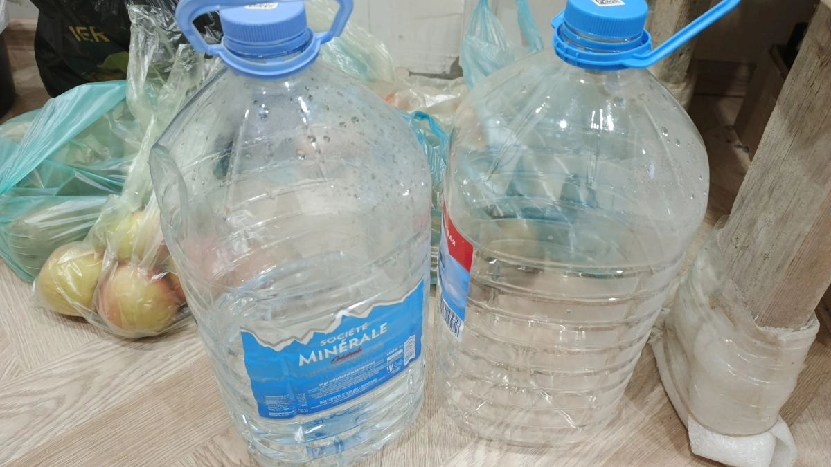 Пластиковые бутылки 5 л не выбрасываю никогда: рассказываю, как превращаю их в полезные вещи для дома