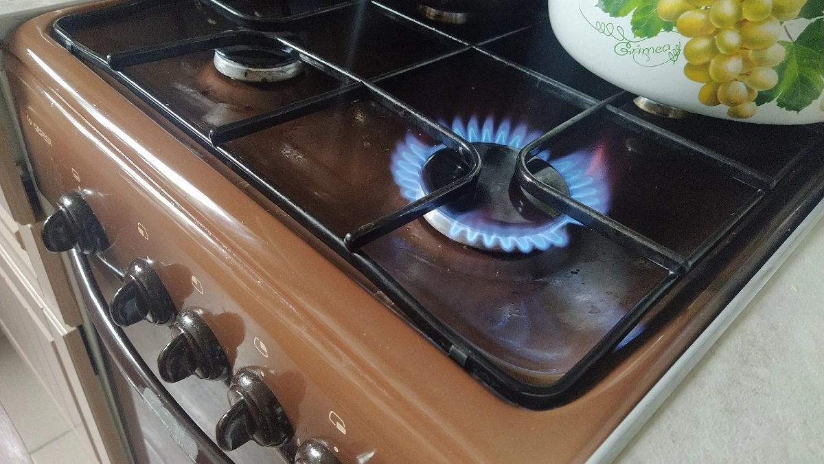 Россиян призвали заменить один тип плит на кухне: вот что нужно знать