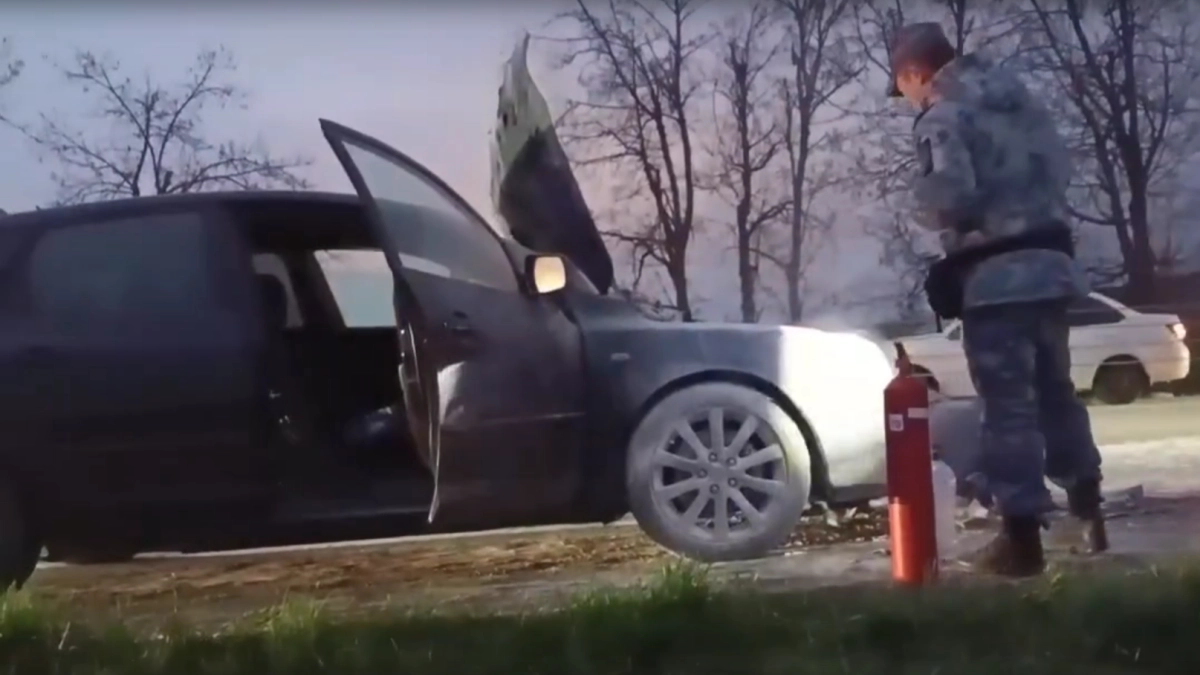 Кузбасские автоинспекторы потушили горящую иномарку в Кабардино-Балкарии