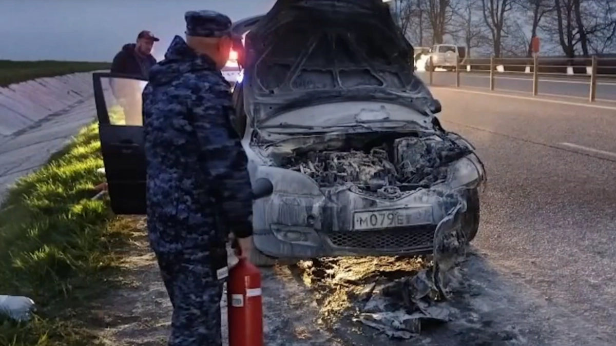 Кузбасские автоинспекторы потушили горящую иномарку в Кабардино-Балкарии