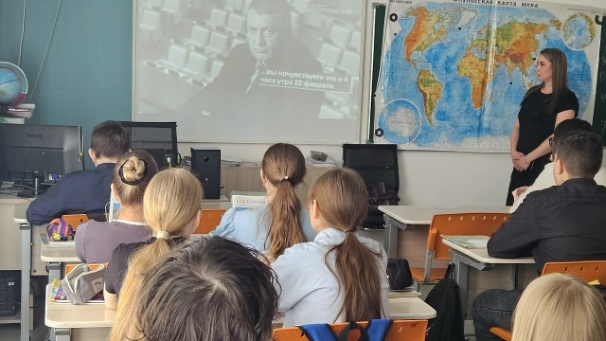 В Киселевске старшеклассники посетили кинолекторий о Владимире Жириновском 