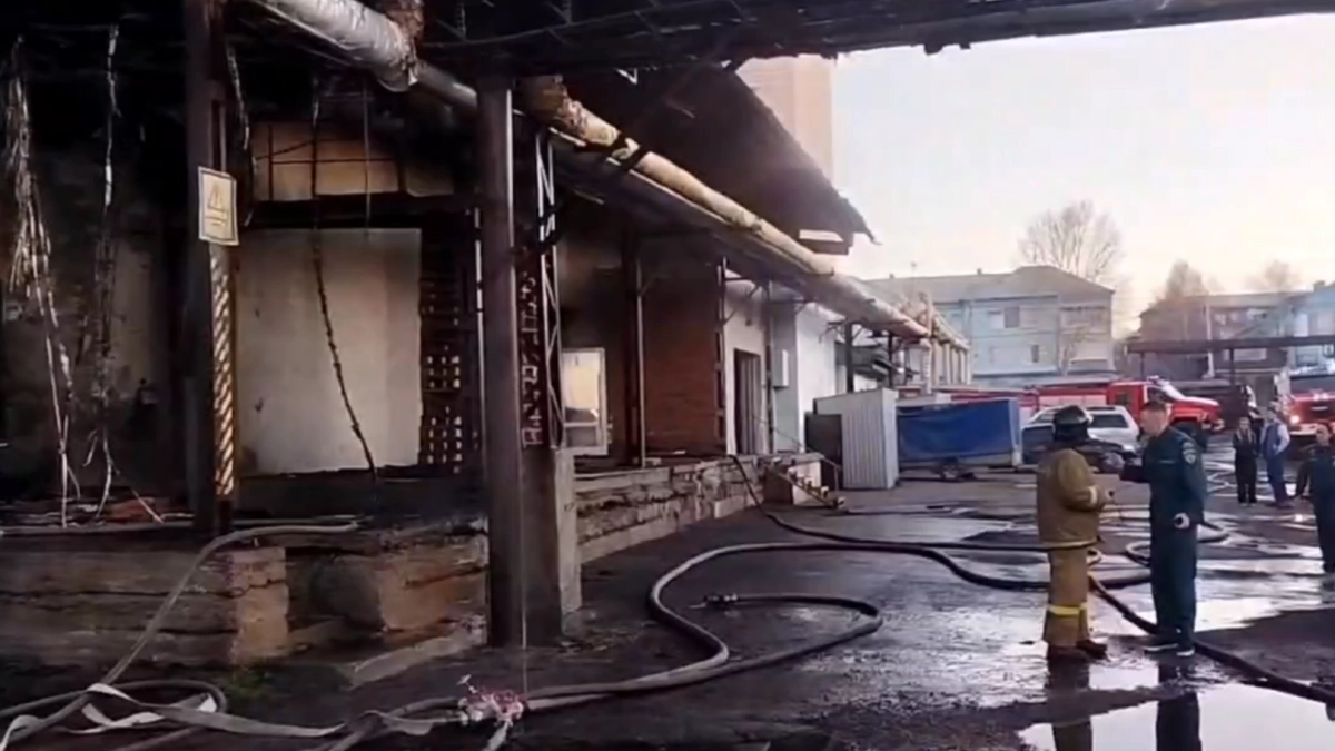 В одном из городов Кузбасса загорелся торговый центр 