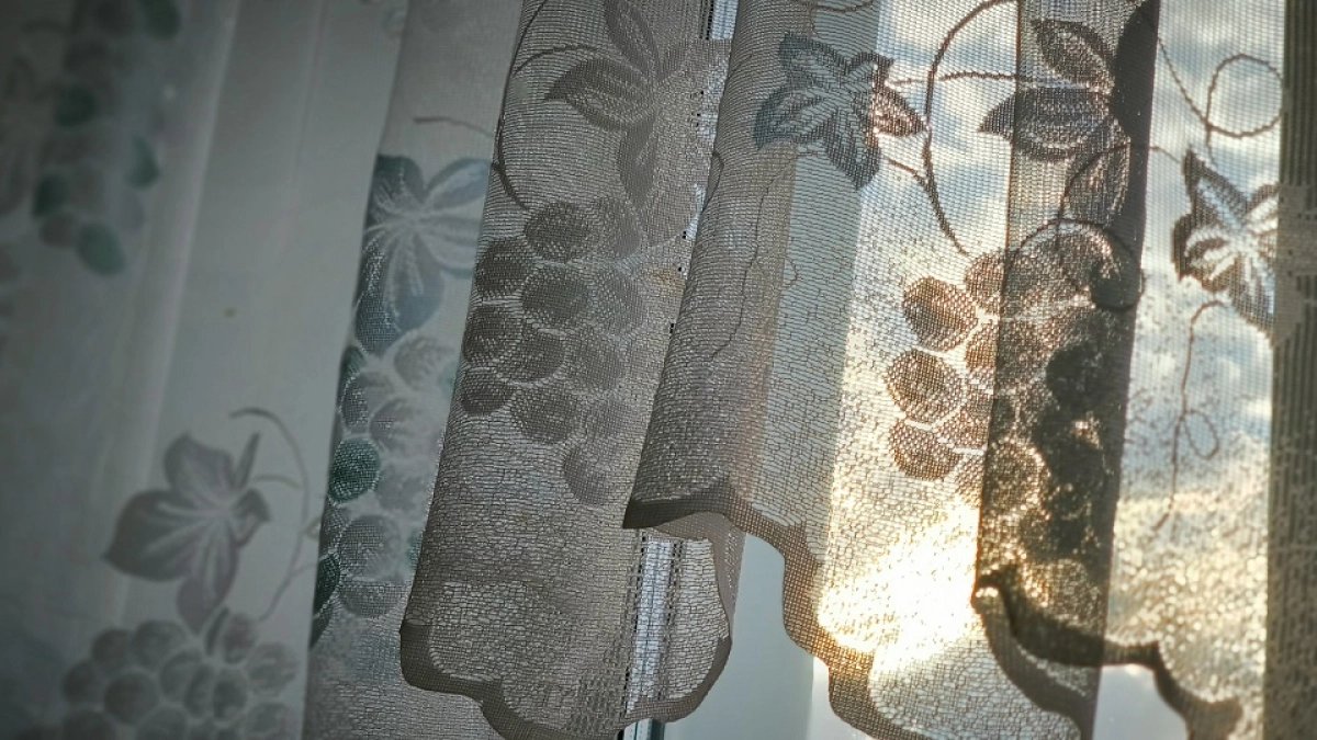 Шторы больше не вешают даже в спальнях: чем опытные дизайнеры заменяют их в 2026 году - трендовая идея