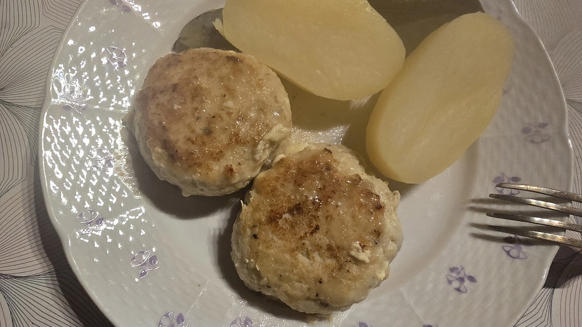 Просто закрываю фарш пергаментом и получаю сочные, румяные и нежные котлеты без капли масла