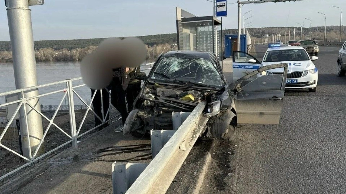 В Кемерове пьяный водитель на «Ладе» протаранил Кузбасский мост