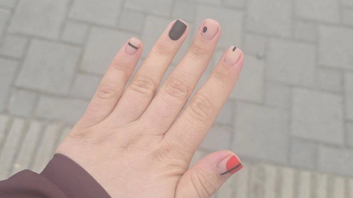 8 оттенков для коротких ногтей, которые делают руки визуально дороже и изысканнее