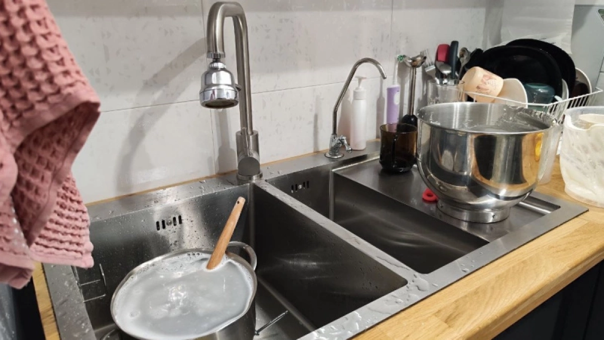 Засор вылетит со свистом: засыпьте в слив раковины 3 ложки и подождите 10 минут — никакая химия не сравнится