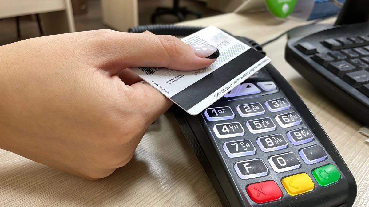 Житель Кемеровской области 41 раз рассчитался в магазинах чужой банковской картой