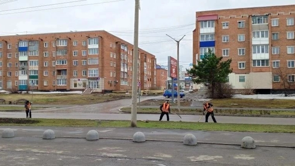 В Киселевске восстанавливают дорожные ограждения после зимней уборки