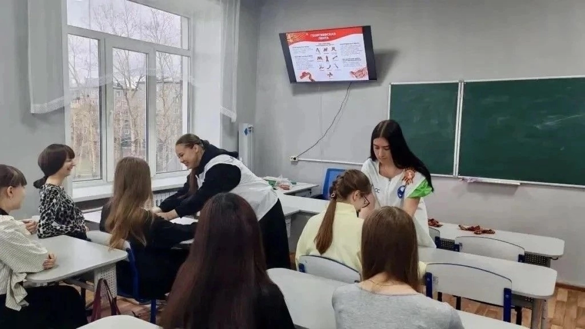 В Киселевске студенты колледжа объяснили значение Георгиевской ленты