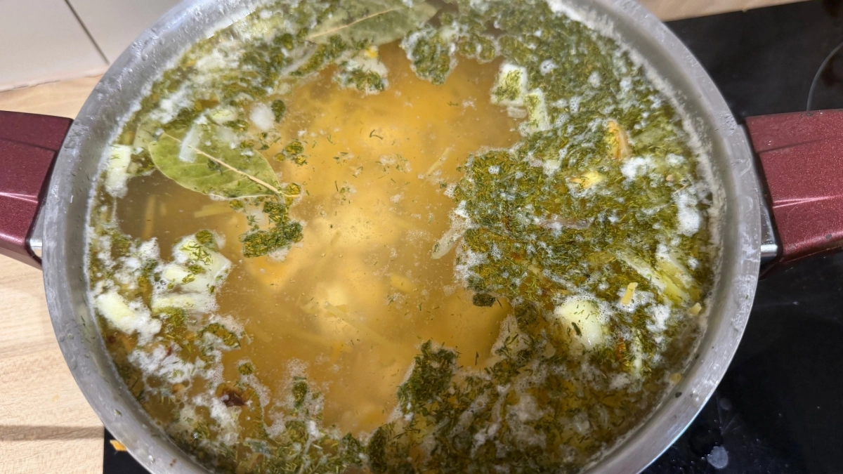 Куриный бульон будет прозрачнее слезы: вот что добавьте при варке мяса — ароматный и вкусный суп обеспечен