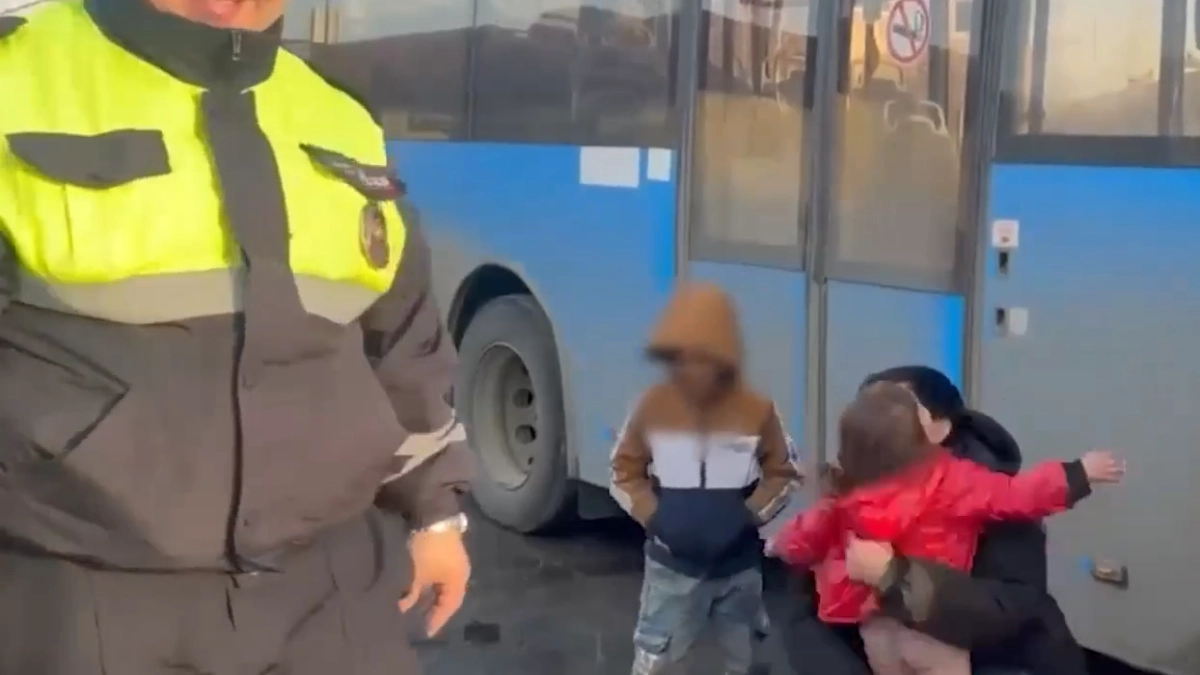 В Кузбассе водитель автобуса и полицейские вернули домой потерявшуюся девочку  