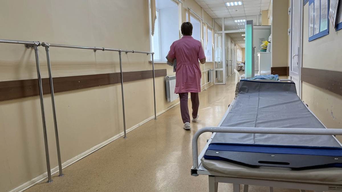 В Кемеровской области хирурги удалили пациентке опухоль размером с крупный фрукт