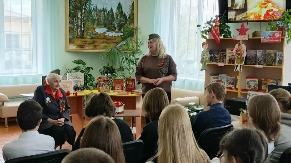В Киселевском городском округе школьники встретились с труженицей тыла перед Днем Победы