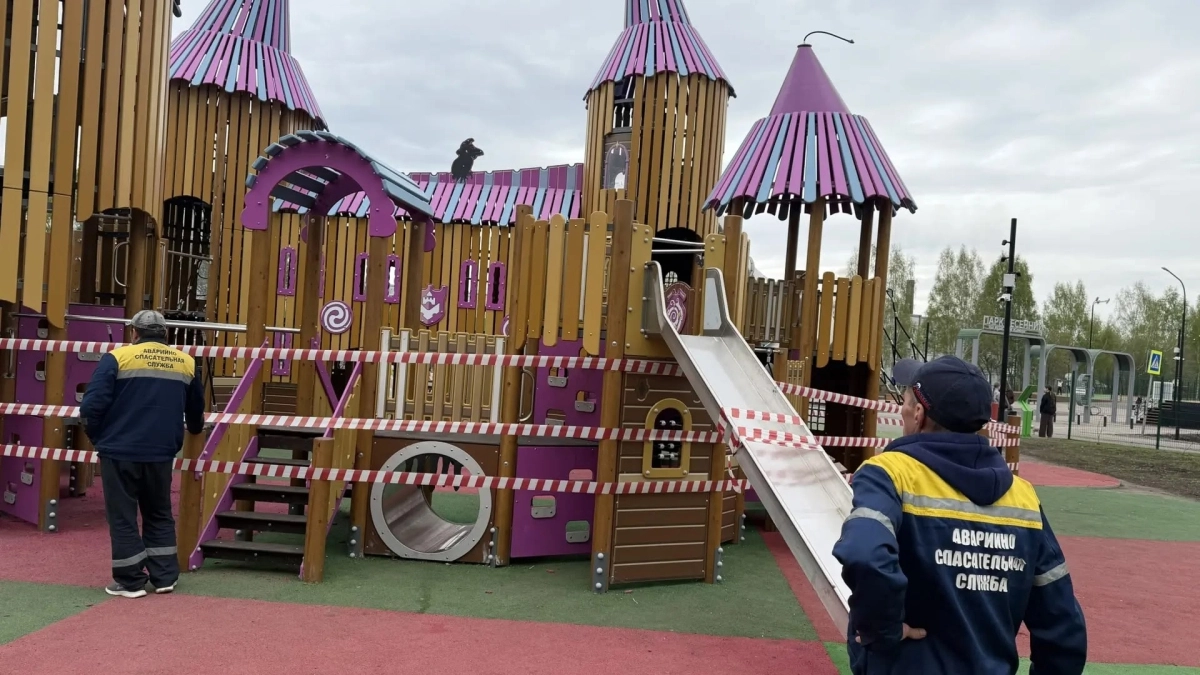 В Киселевске вандалы испортили детскую площадку в парке