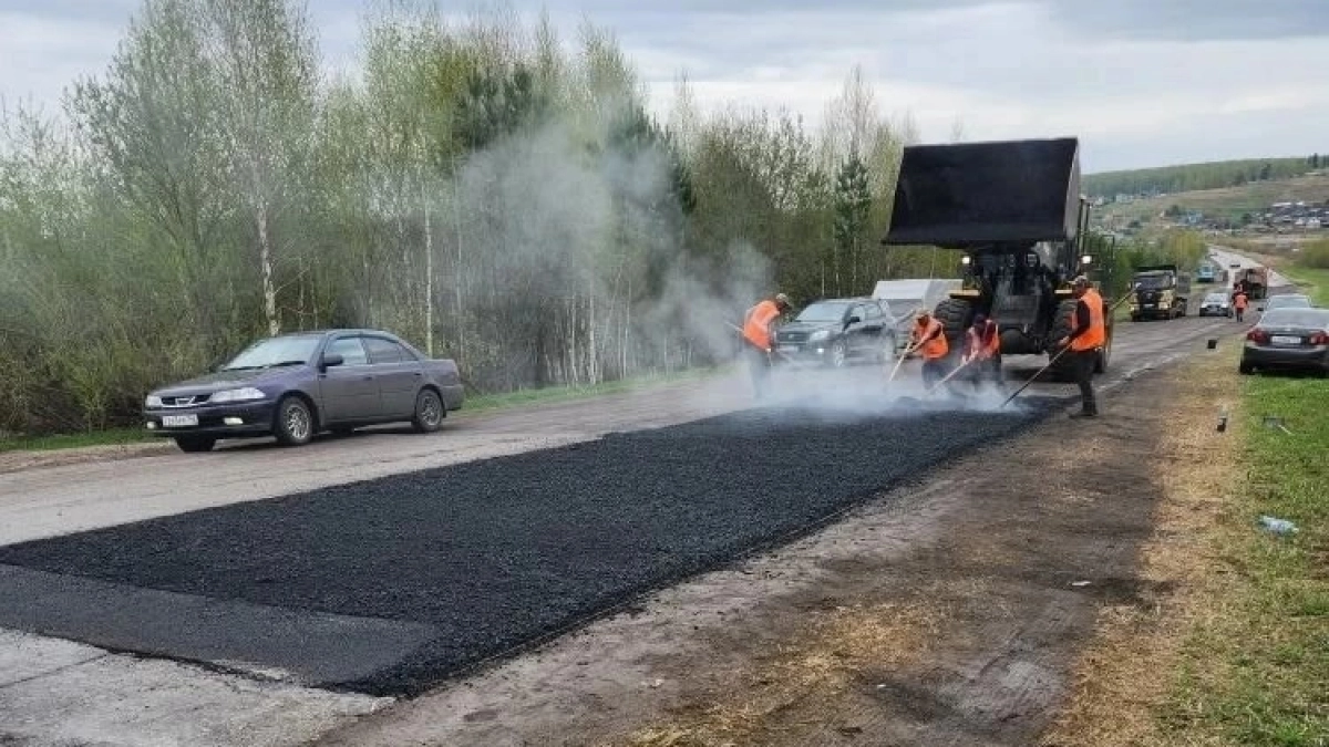 В Киселевске начали латать дорожные ямы перед празднованием Дня Победы