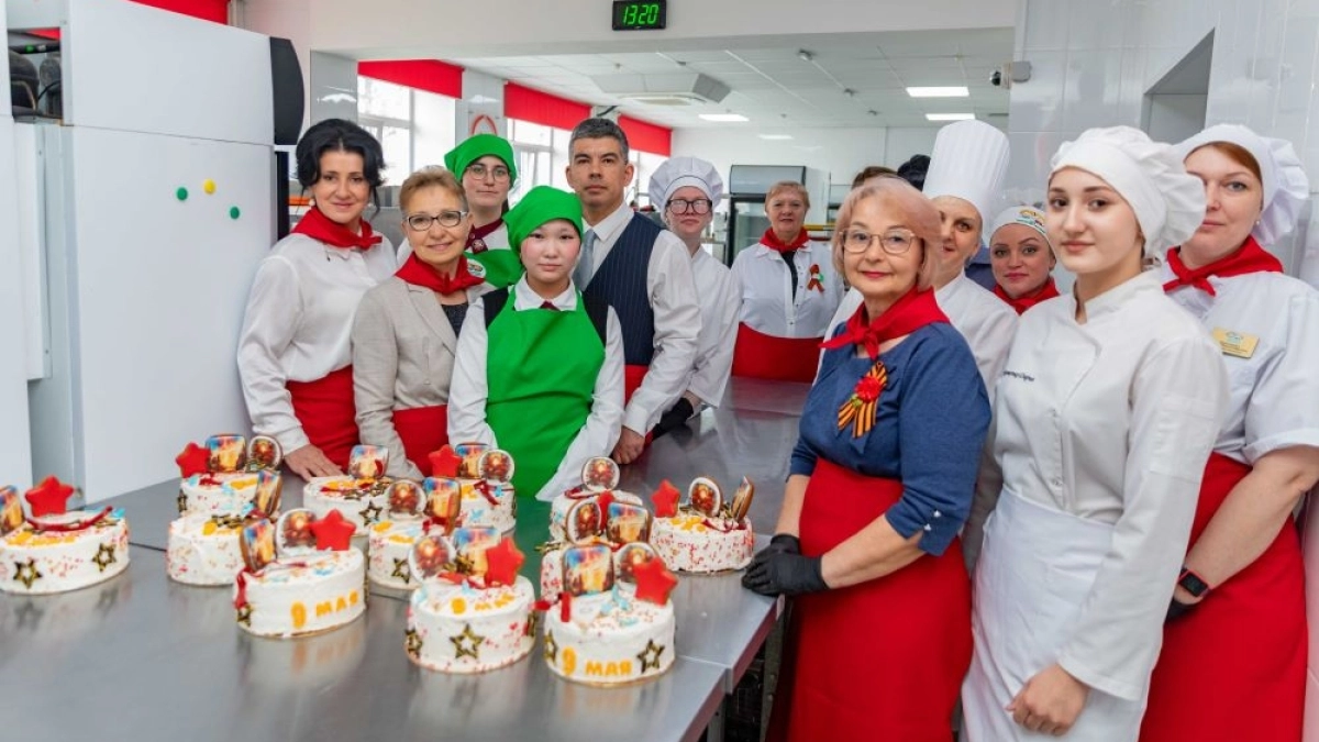 Женщины Кузбасса угостили ветеранов «Тортами Победы» 