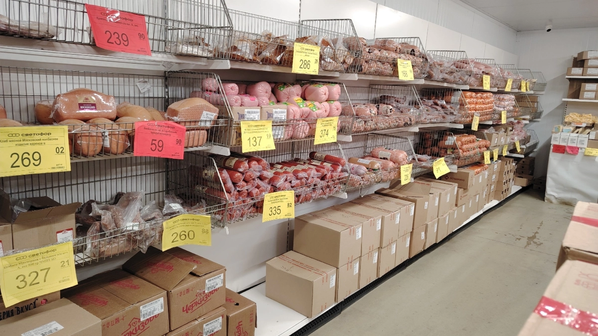 Подруга-продавец рассказала - для чего люди покупают в «Светофоре» по 10-20 палок колбасы и по 20 кг сосисок