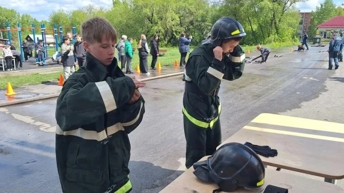 Киселевские школьники попробовали свои силы в пожарном турнире