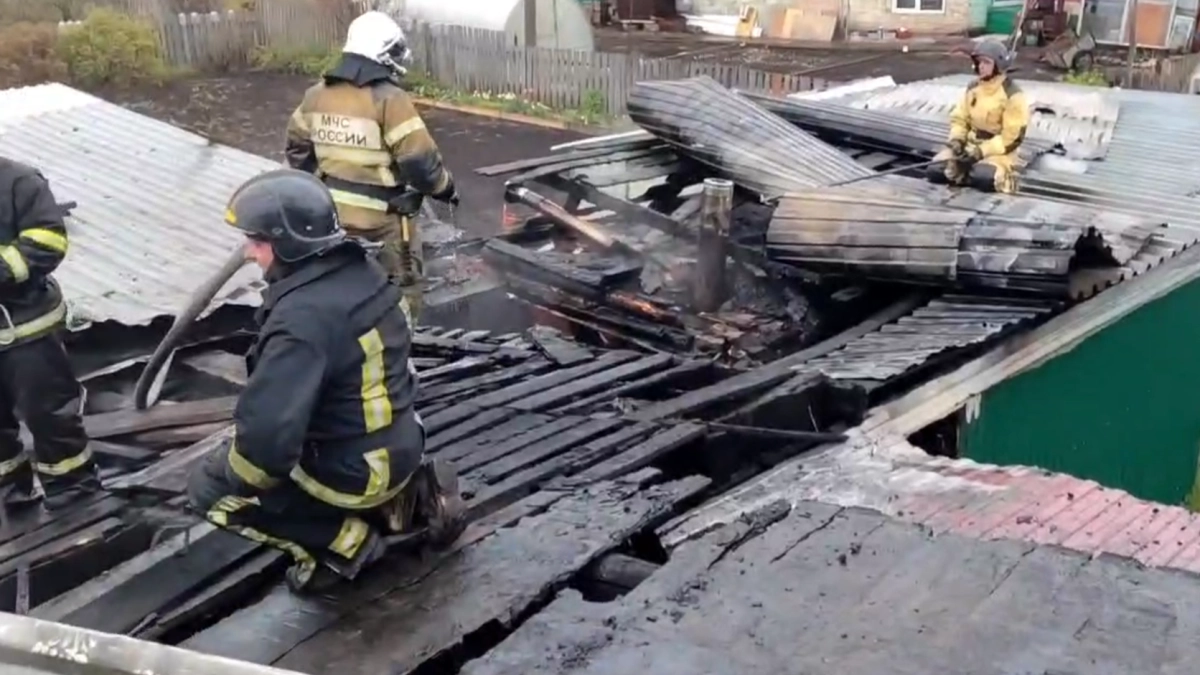 В Кемеровской области пожарные спасли пять человек из горящего дома