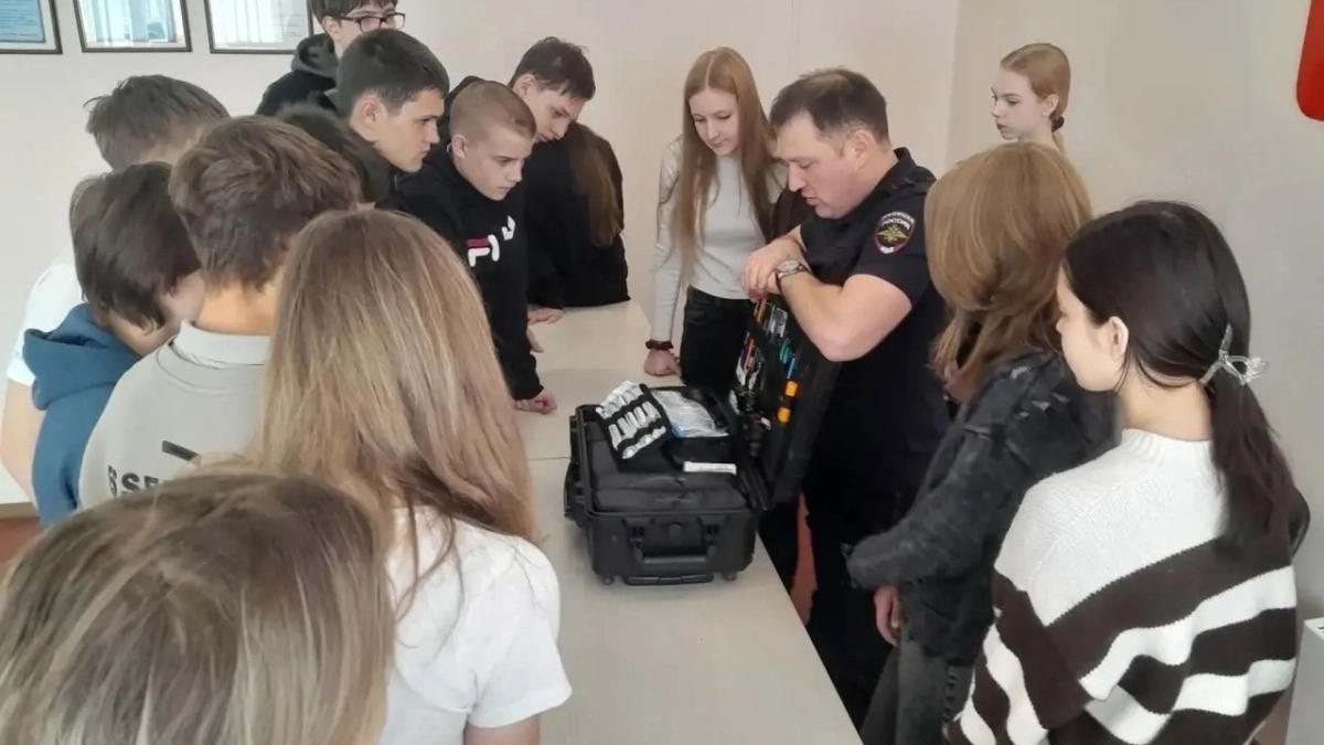 В Киселевске полицейские показали школьникам работу своего отдела изнутри