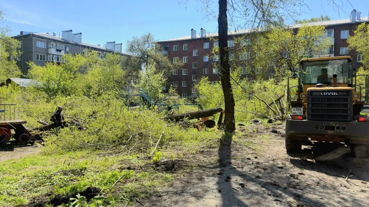 В Киселевске подрядчики приступили к благоустройству молодежного сквера на улице Ленина