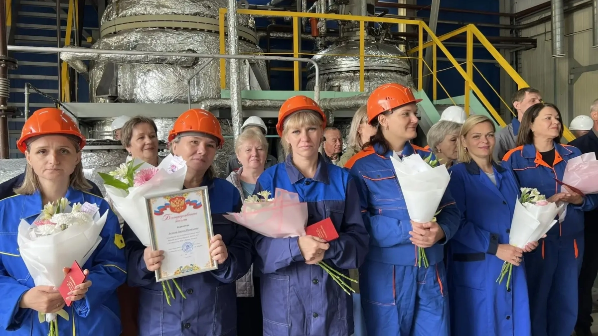 Глава Киселевска поздравил сотрудников завода «Знамя» с Днём химика и вручил награды