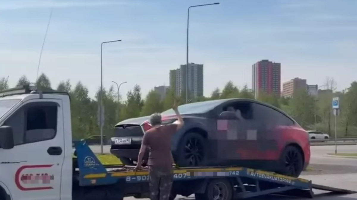 В Кемеровской области инструктор и ученик получили штрафы за урок вождения на незаконной Tesla