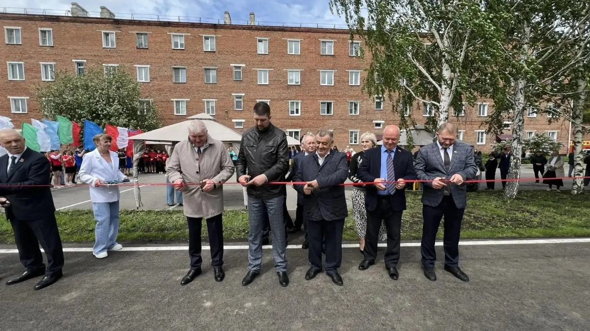 Завод «Знамя» подарил Киселевску футбольное поле с волейбольной площадкой
