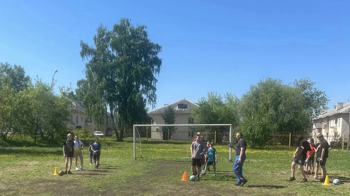 В Киселевске лыжники отметили первый день лета командными играми на свежем воздухе