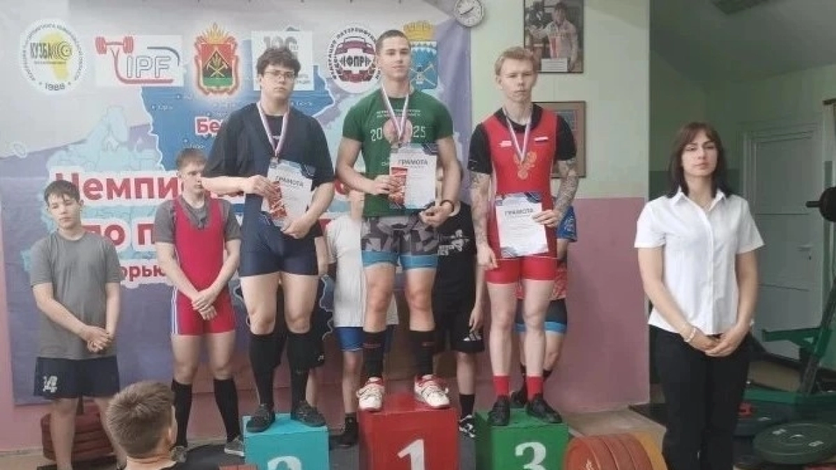 Подопечные тренера из Киселевска взяли “золото” и три “серебра” на чемпионате Белово по пауэрлифтингу