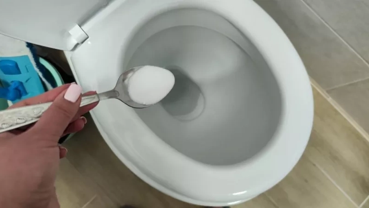 Зачем нужно солить воду в унитазе — запомните эту хитрость раз и навсегда