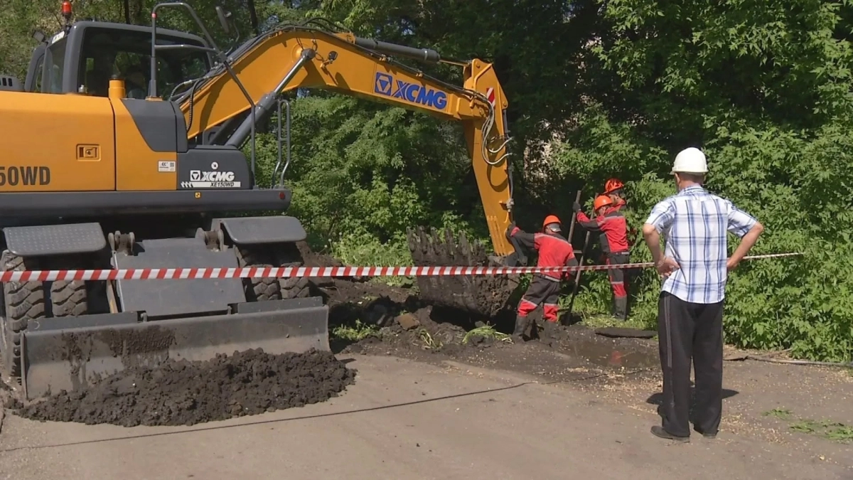 В Киселевске коммунальщики устраняют аварию на водопроводе