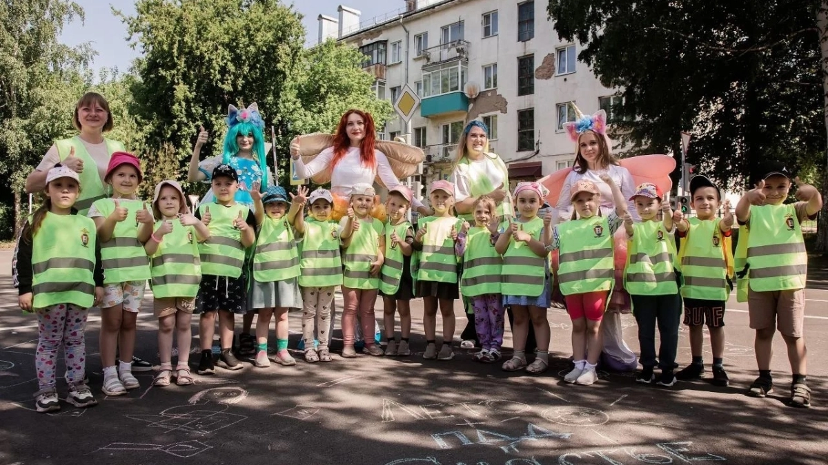 Дошколята в Киселевске осваивают правила безопасной езды на самокатах и велосипедах