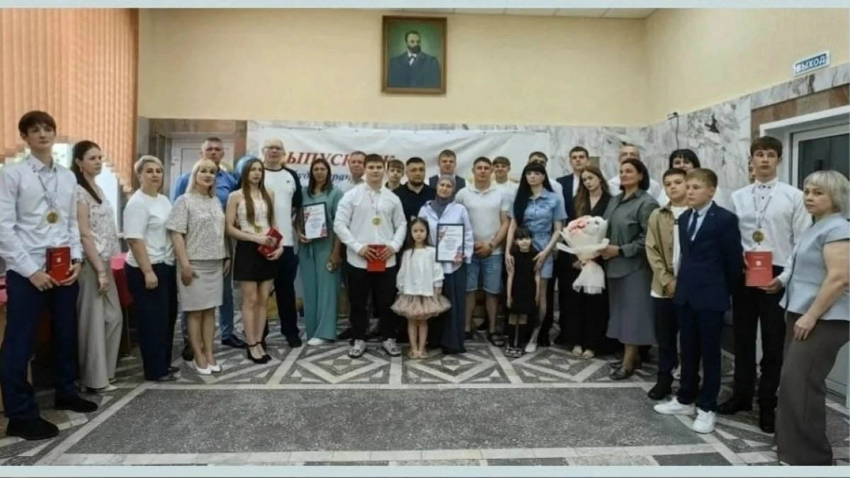 В Киселевске 11 выпускников спортшколы получили медали, свидетельства и напутствия  