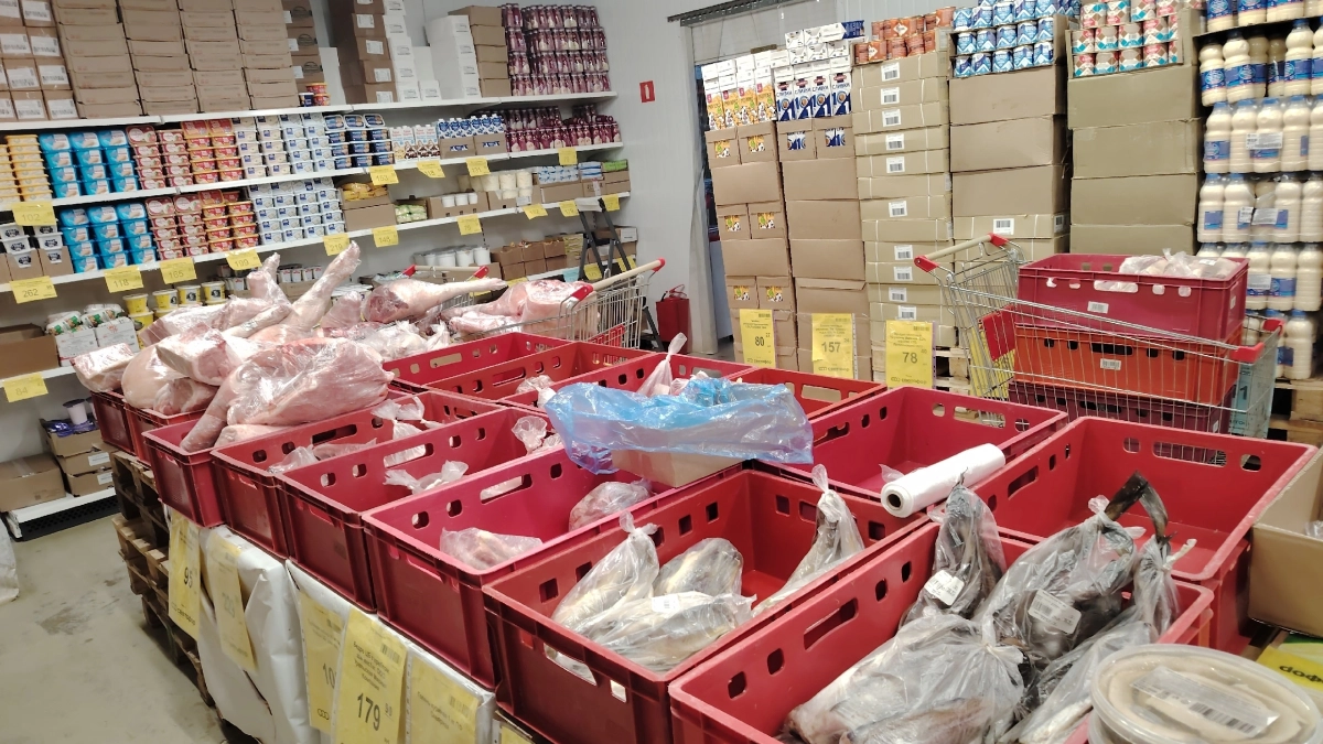 Подруга-продавец мне рассказала - для чего люди покупают в «Светофоре» по 10-20 палок колбасы и по 20 кг сосисок