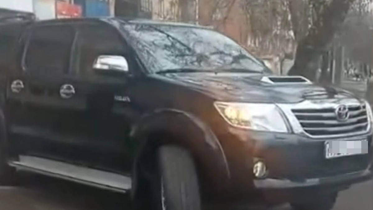 В Кемеровской области водитель заплатит 6 тысяч за езду по тротуарам