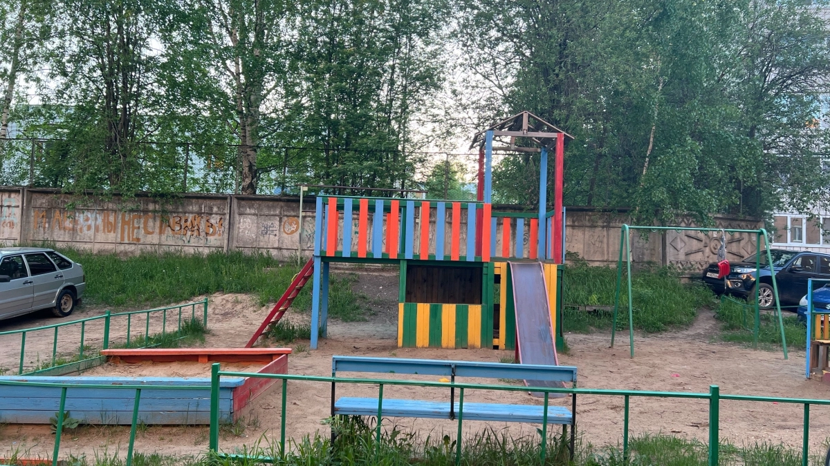 В Кемеровской области детские площадки и подвалы довели до гниения