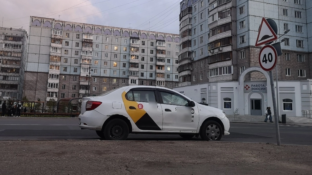 В Кемеровской области приставы и автоинспекторы поймали должницу на такси