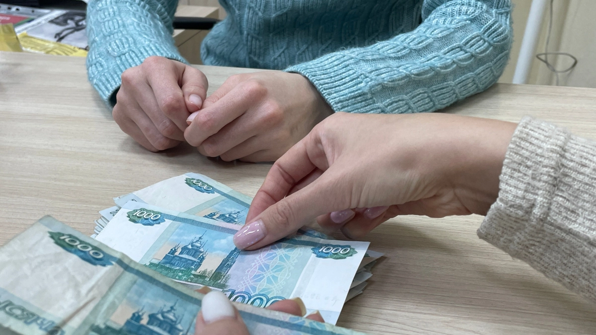 В Кемеровской области девушка-дроппер вернула пенсионерке похищенные сбережения