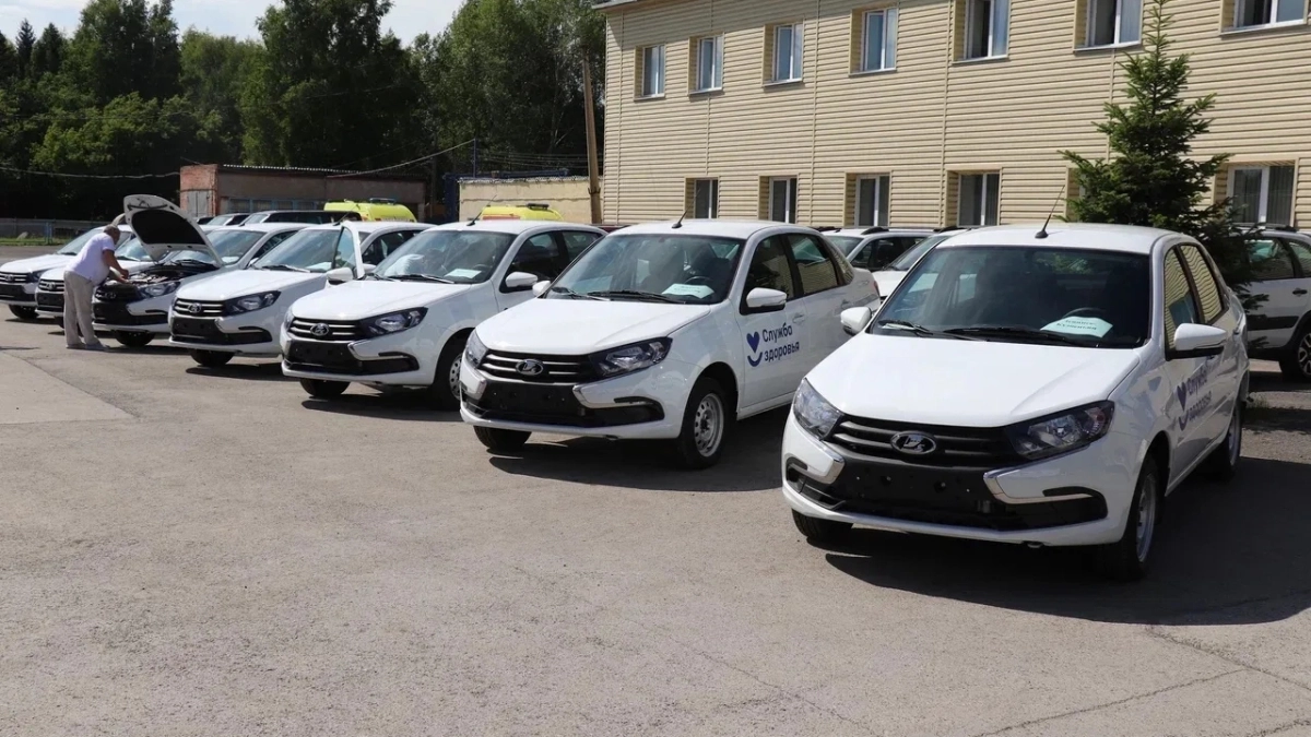 Киселевские медики получили новые автомобили для выездов к пациентам