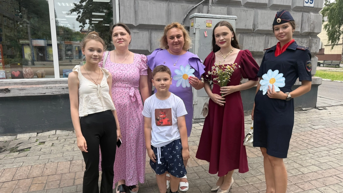 Ромашковый флешмоб в Киселевске объединил полицию и горожан