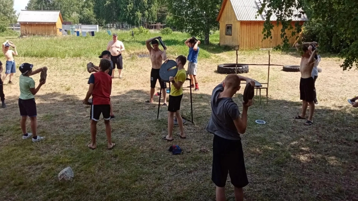 Киселёвские борцы продолжают тренировки в лагере «Витязь»