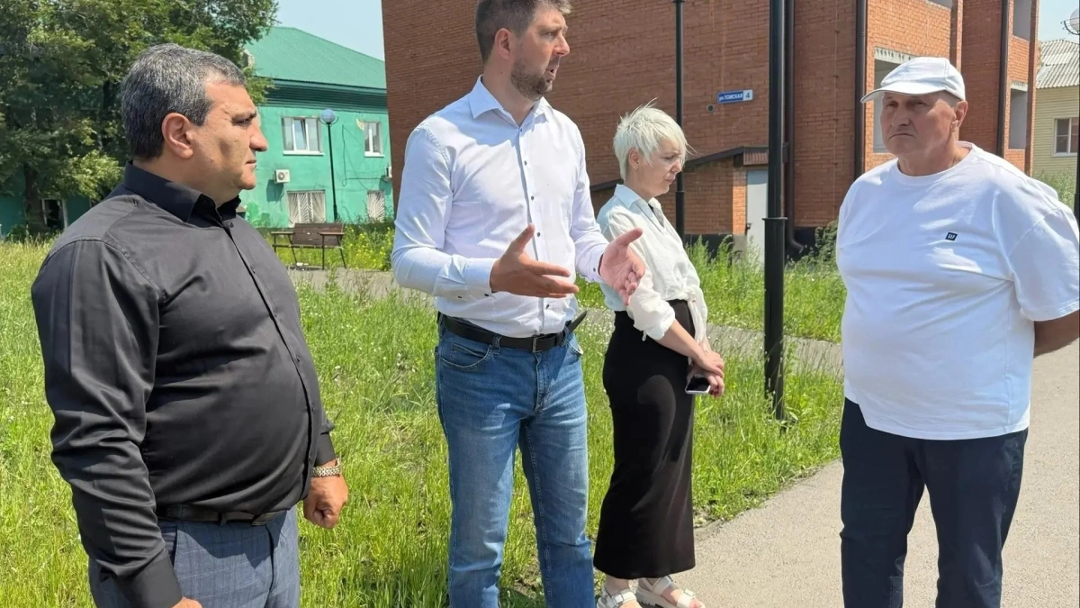 В Киселевске проверили ход ремонта на улице Гагарина