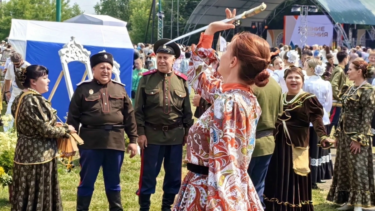 Киселевские танцоры покорили Мариинск на фестивале казачьей культуры