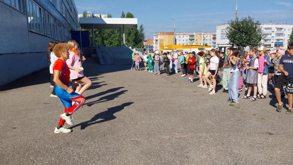 В Киселевске чемпионка СССР провела зарядку для школьников