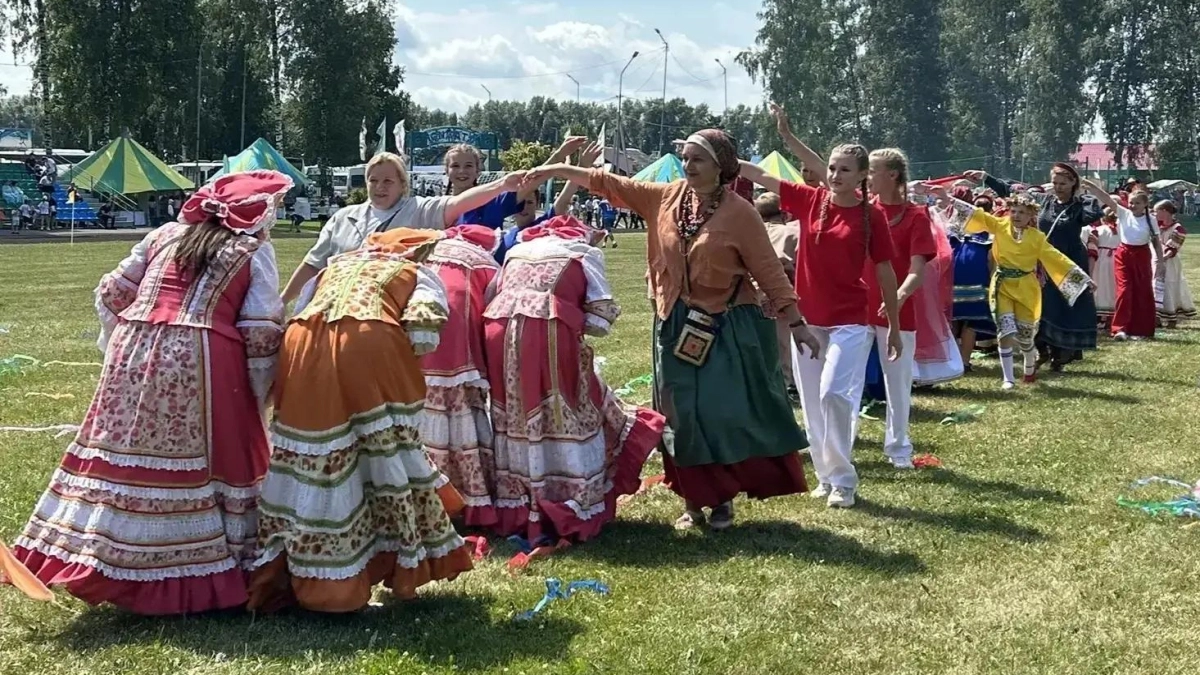 Киселёвский ансамбль «Академия» покорил фольклорный праздник в Кузбассе